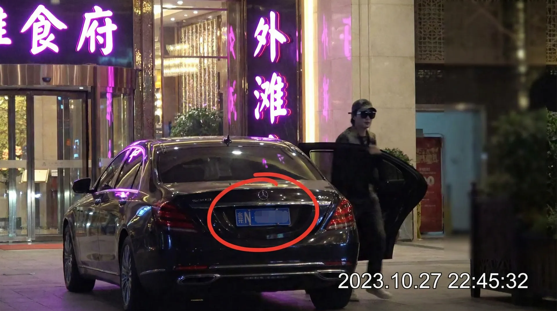 熟女传媒最新高清与精选视频 - 豪车餐厅外被拍